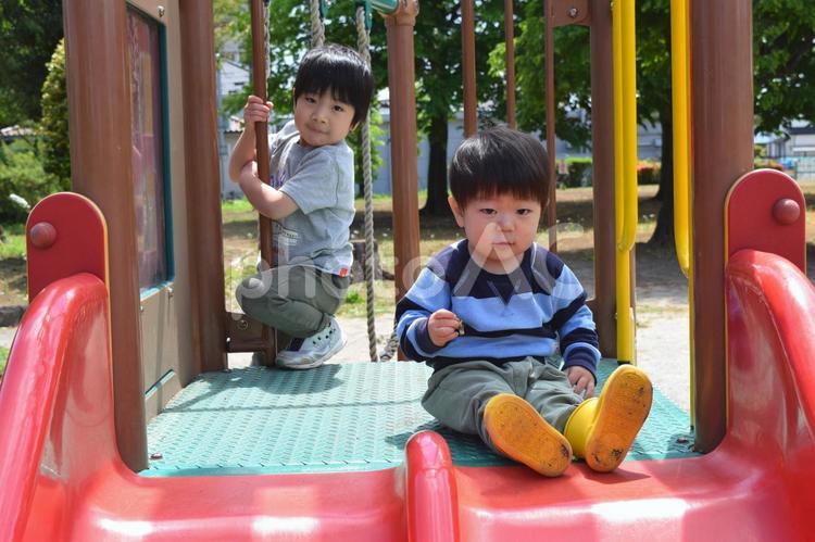 公園の滑り台で遊ぶ兄弟　2歳と5歳 幼児,子供,男児の写真素材