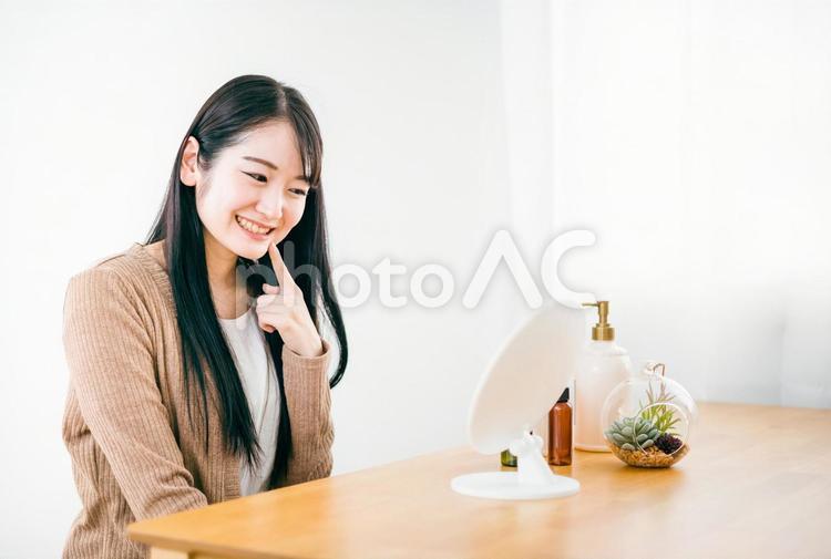 部屋で鏡を見る肌荒れが治った女性（笑顔） ニキビ,肌荒れ,鏡の写真素材