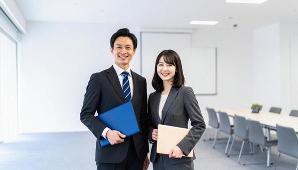笑顔のビジネスマン二人 笑顔のビジネスマン二人の写真