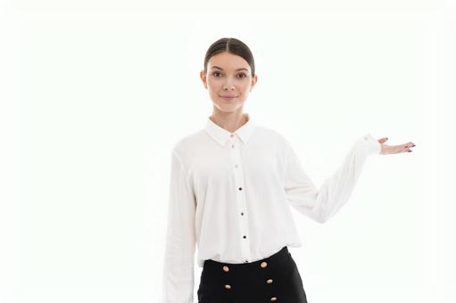 カメラ目線で左手でポーズする女性 カメラ目線で左手でポーズする女性 女性,微笑む,笑顔の写真素材