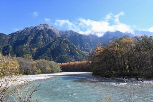 秋の上高地(一眼レフ使用) 秋の上高地(一眼レフ使用) 上高地,秋,高山地帯の写真素材