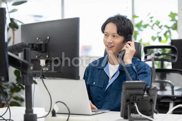 オフィスで仕事をする若いエンジニア エンジニア,設計士,ビジネスの写真素材