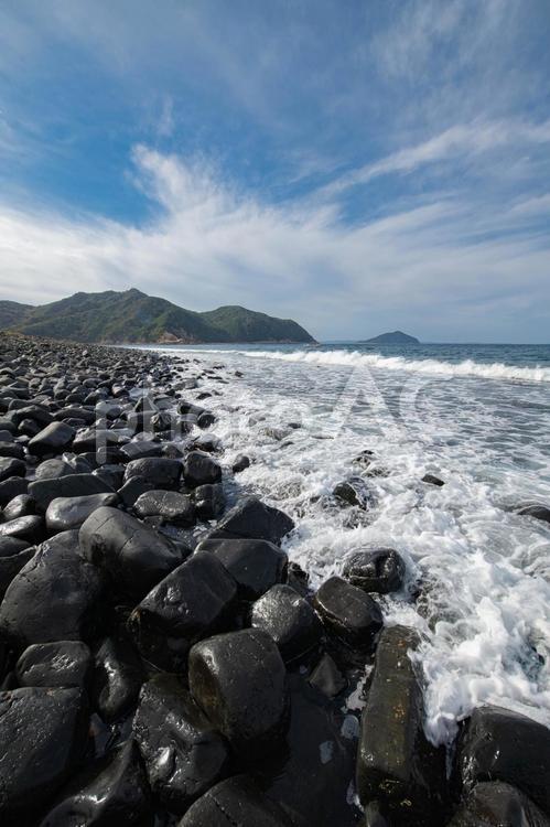 黒い岩の海岸から眺めた風景 海,海岸,海岸沿いの写真素材