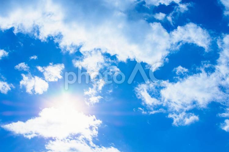 日差しの見え隠れ 雲,空,背景の写真素材