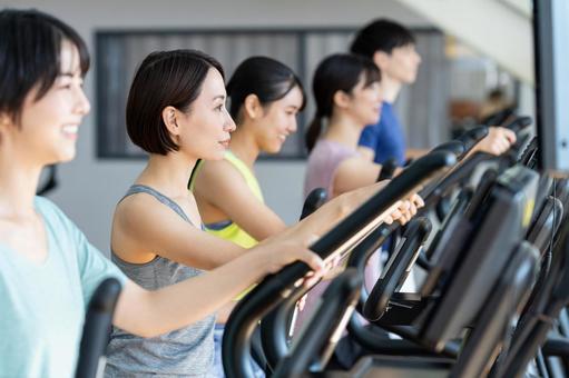 ジムでトレーニングするミドルの女性の写真