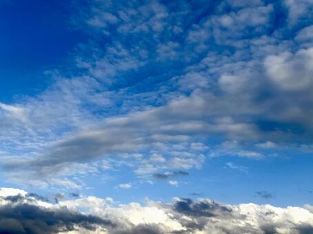 黒雲の侵蝕 青空,空,雲の写真素材