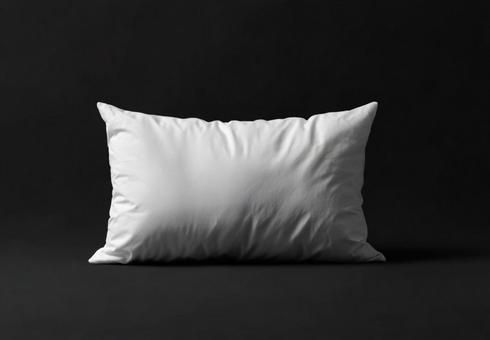 黒背景に白い枕のクローズアップ 黒背景に白い枕のクローズアップの写真