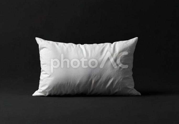 黒背景に白い枕のクローズアップ 枕,クッション,白の写真素材
