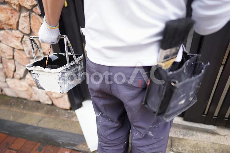 ペンキ塗りをする職人 ペンキ塗り,職人,作業の写真素材
