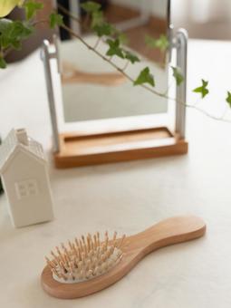 小さな鏡の前のブラシ ブラシ,鏡,オブジェの写真素材