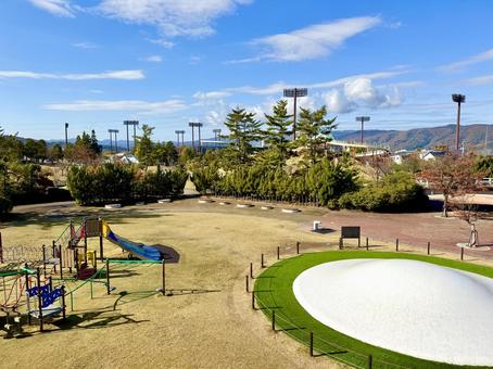 秋の昼間　福井少年運動公園　遊具 パーゴラ,ベンチ,トランポリンの写真素材