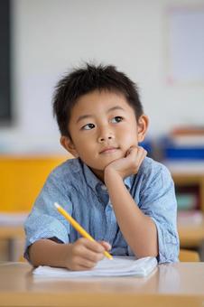 授業を受ける子供 塾 学校 男の子 授業を受ける子供 塾 学校 男の子の写真
