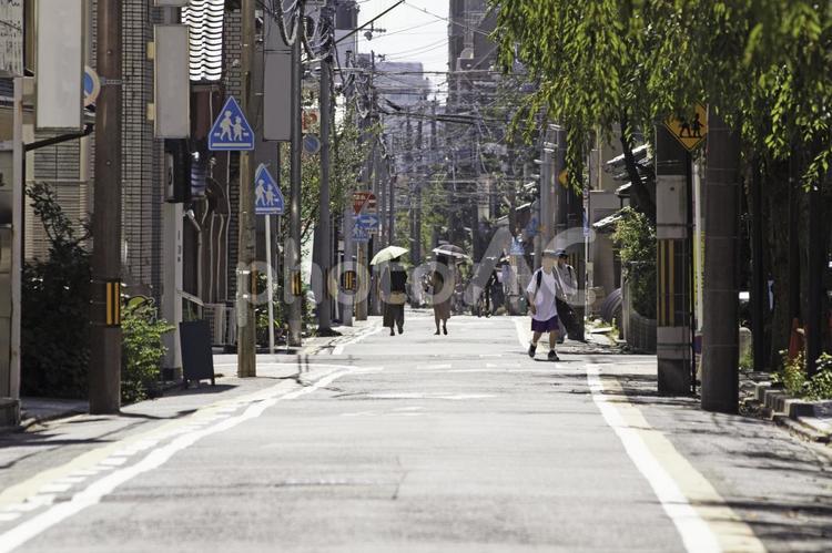 町を歩く人々と風景 街並み,人々,日傘の写真素材