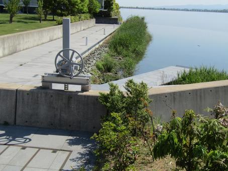水門扉ハンドルのある風景 水門,ハンドル,開閉の写真素材