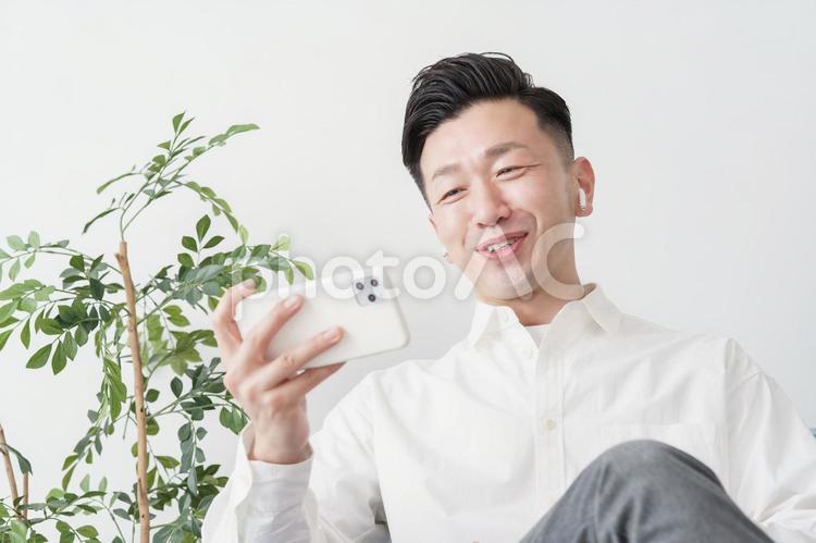 スマートフォンの画面を見る男性 男性,スマホ,日本人の写真素材