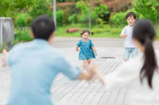 駆け寄る子供 駆け寄る子供の写真