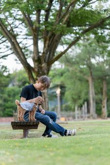 男性とトイプードル 男性とトイプードルの写真