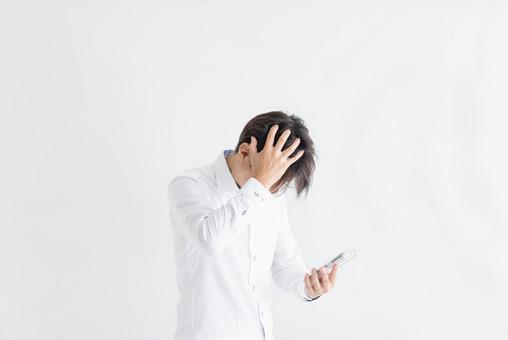 頭を抱える男性 頭を抱える男性 頭痛,悩む,ストレスの写真素材