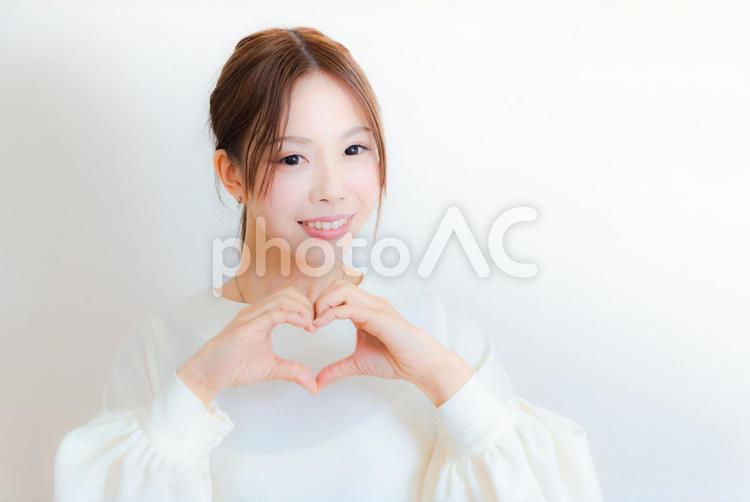ハートマークを作る女性 女性,かわいい,笑顔の写真素材