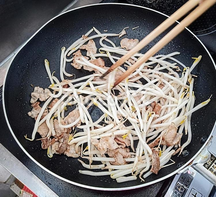 豚肉ともやしをフライパンで炒める 豚肉,もやし,肉の写真素材