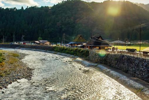 夕日が川面を照らす茅葺き集落の美しい風景 美山,茅葺き,里の写真素材
