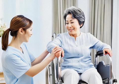 介護士と車椅子の女性#1 介護士と車椅子の女性#1の写真