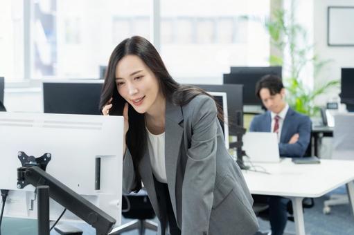 オフィスで仕事をする若いビジネスウーマン オフィスで仕事をする若いビジネスウーマン ビジネス,女性,ビジネスウーマンの写真素材