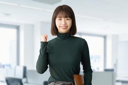ガッツポーズをする女性・ビジネスウーマン ガッツポーズをする女性・ビジネスウーマン 女性,ガッツポーズ,笑顔の写真素材