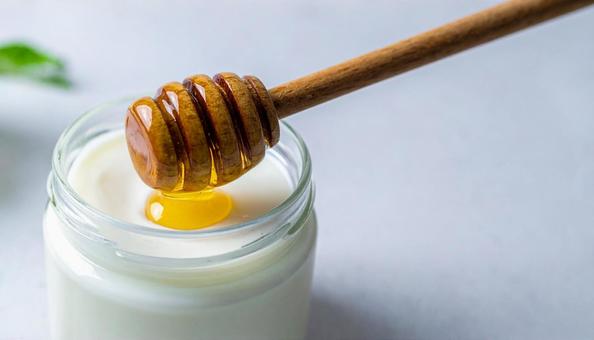 ヨーグルトに蜂蜜をかける ヨーグルトに蜂蜜をかけるの写真