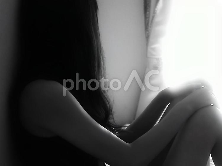 日常-窓の外を見つめる女性 女性,ストレス,辛いの写真素材