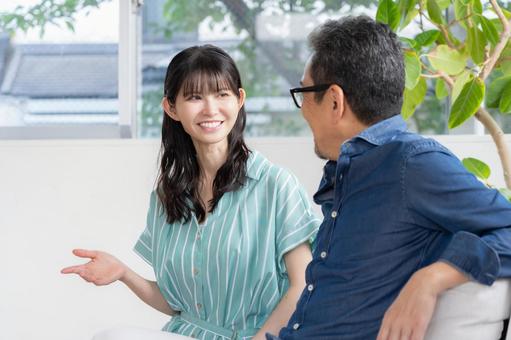 リビングでくつろぐミドルの夫婦　 夫婦,家族,ミドルの写真素材