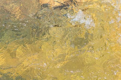 激しく流れる清流の水 激しく流れる清流の水の写真