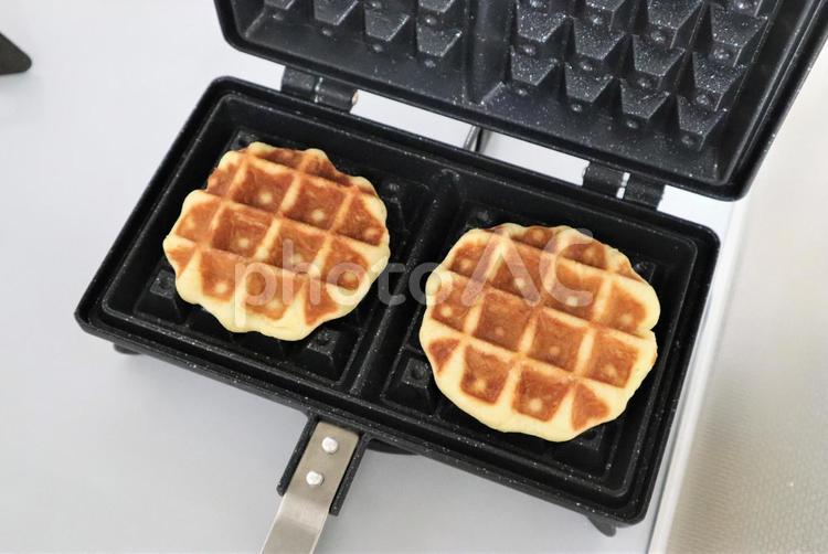 リエージュワッフル　焼立て　斜め リエージュワッフル,ワッフル,焼立ての写真素材