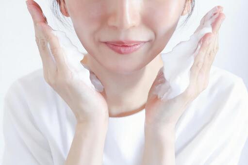 洗顔をする女性　スキンケアイメージ 泡洗顔,洗顔,洗顔フォームの写真素材