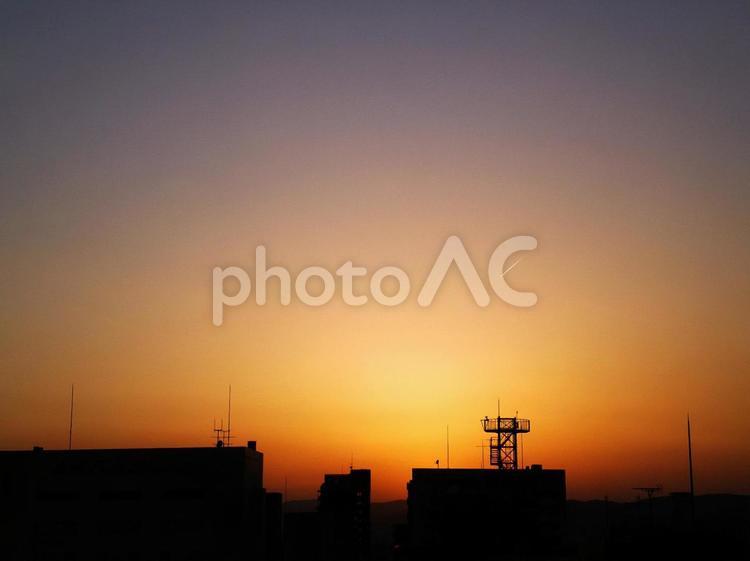街の夕焼け 夕焼け,ビル,影の写真素材
