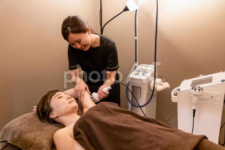 エステサロンで施術を受ける女性（ラジオ波・二の腕） エステ,ラジオ波,二の腕の写真素材