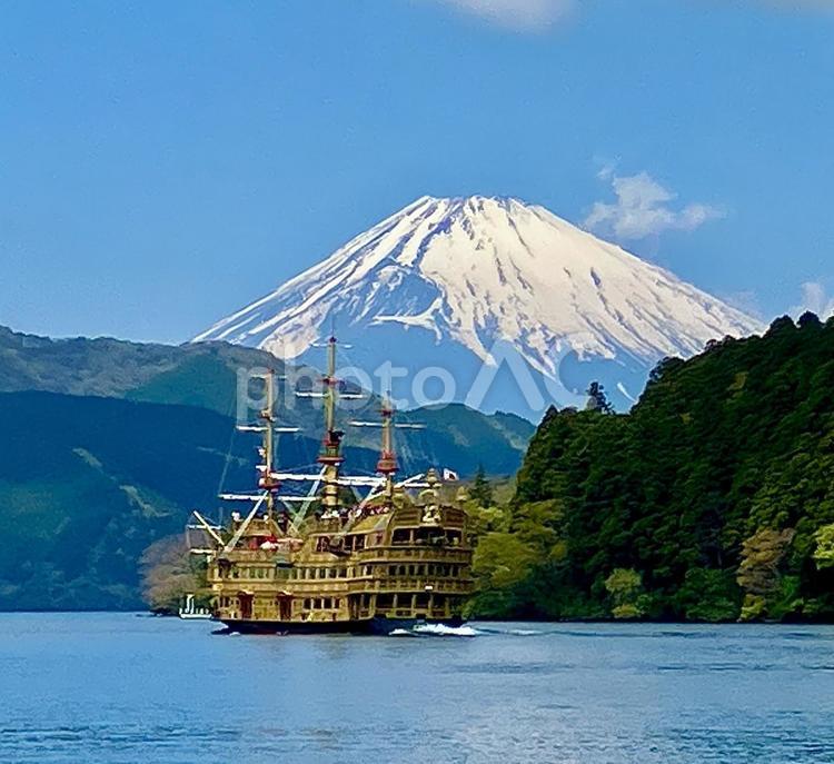 芦ノ湖の海賊船と富士山 芦ノ湖,箱根,湖畔の写真素材