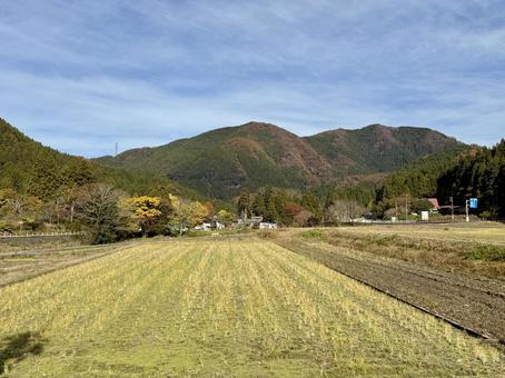 11月　秋の福井県坂井市山奥の景色 鉄塔,送電線,鉄骨の写真素材