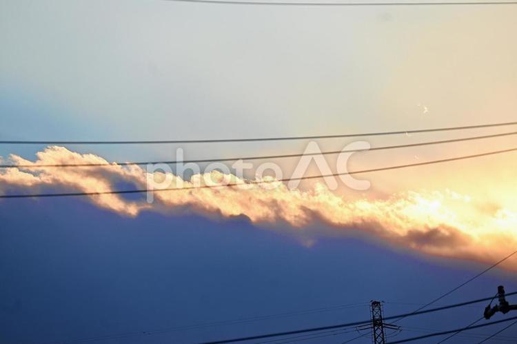 暗雲と夕焼け 夕焼け,電線,風景の写真素材