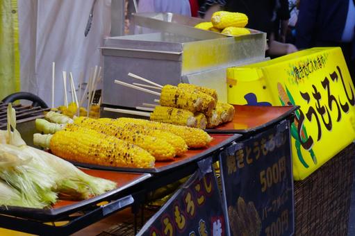 お祭り屋台の焼きとうもろこし お祭り屋台の焼きとうもろこし 焼とうもろこし,とうもろこし,祭りの写真素材