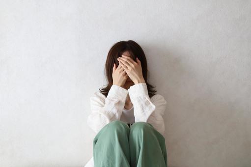 絶望する女性 絶望する女性 絶望,悩み,頭を抱えるの写真素材