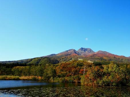 秋の山４ 妙高山,いもり池,新潟県の写真素材