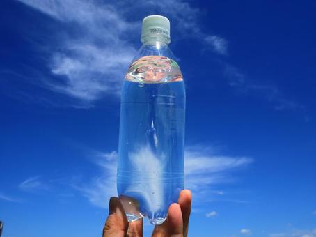 夏の青空と水のペットボトル 夏の青空と水のペットボトルの写真