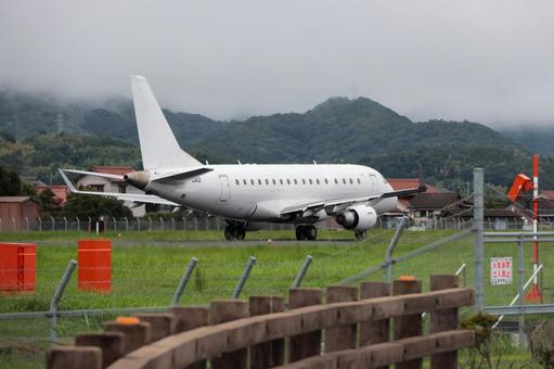雨雲が残る出雲空港 雨雲が残る出雲空港 飛行機,航空機,旅客機の写真素材