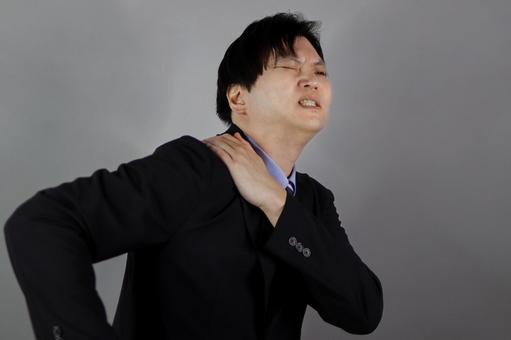 Photo, stiff shoulder, shoulder pain, forty shoulders, 