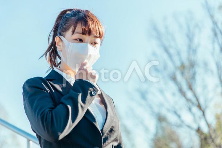 コロナ禍のビジネスウーマン（持つ） ビジネス,マスク,コロナ禍の写真素材