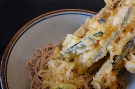 飲食店の野菜天ぷらぶっかけそば 飲食店の野菜天ぷらぶっかけそばの写真