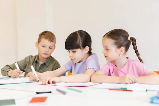 お絵描きする生徒たち 男の子,女の子,子どもの写真素材