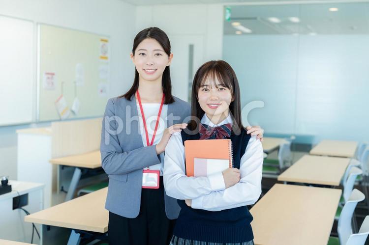教室に立つ先生と生徒 教室,高校生,先生の写真素材