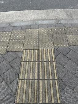 点字ブロック　黄色　道 点字ブロック,点字,交差点の写真素材